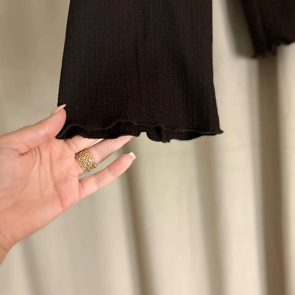 Brun långärmad topp med vågig kant - 2