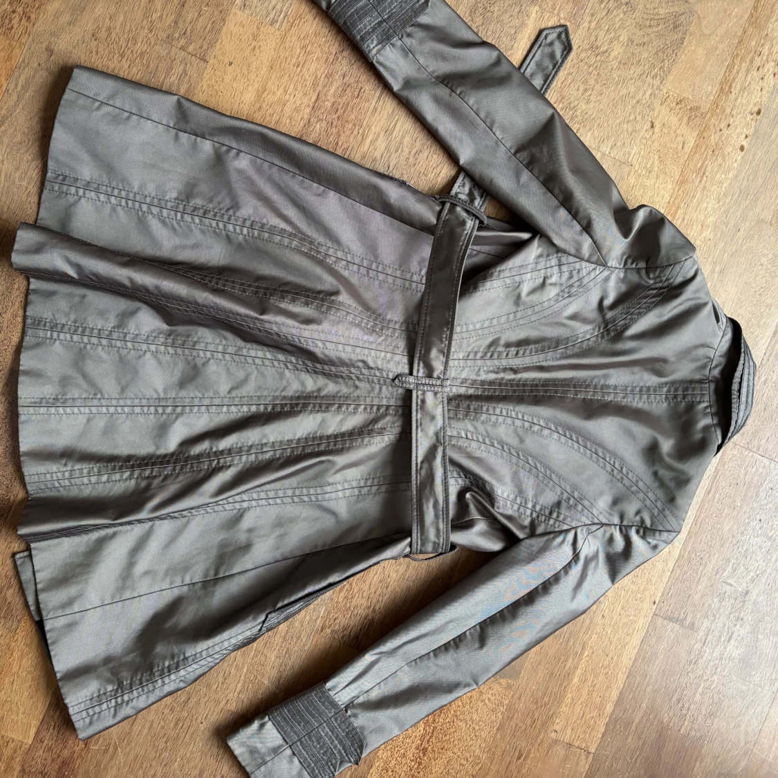 Grå trenchcoat från Karen Millen - 1