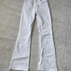 Vita jeans  - Jätte fina använt bara 1 gång så dem är helt nya 