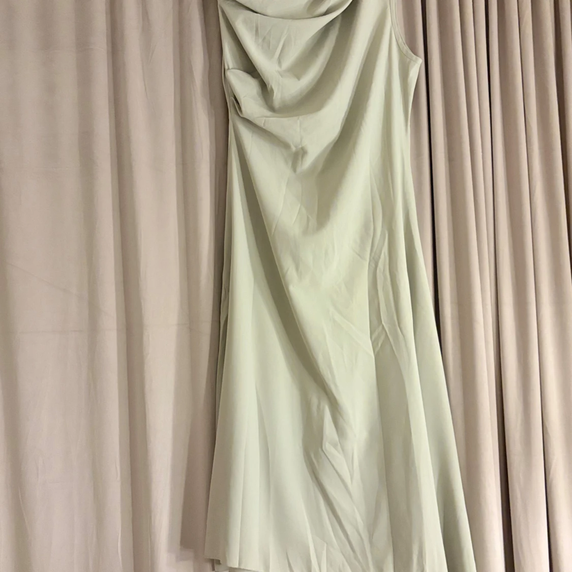 Ljusgrön långklänning med drapering