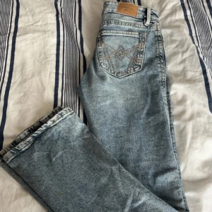 Blåa Gina jeans   - Säljer dessa söta jeans med detaljer på fickorna från gina tricot då dom var för korta när jag köpte så ej använda💞