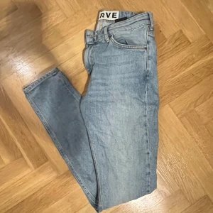 Ljusblå tighta jeans från Karve - Säljer ett par ljusblå jeans från Karve med tight passform och klassisk femficksdesign. Jeansen är tillverkade i 99% bomull och 1% elastan för en skön stretch. Perfekta för dig som gillar en slim och modern look.