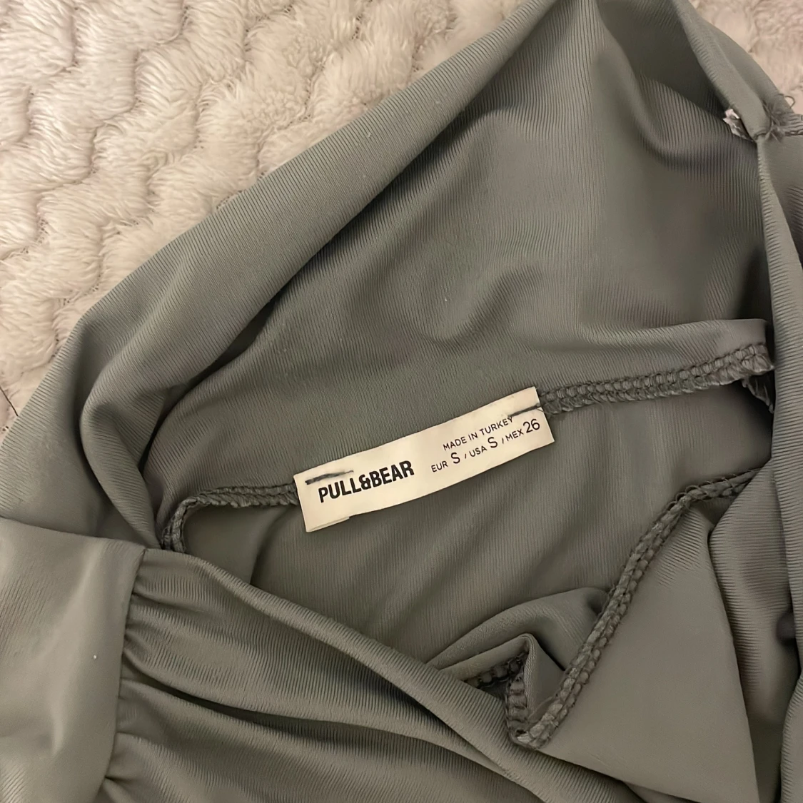 Grå offshoulder croppad topp - 4