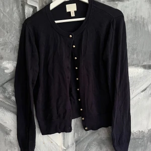 Kofta  - Fin marinblå kofta från hm, använd fåtal gånger