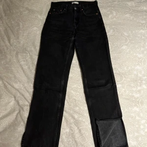 Svarta straight jeans från g perfect jeans - Svarta jeans från g perfect jeans i rak modell med klassisk femficksdesign. Jeansen har normalhög midja och slits nertill.