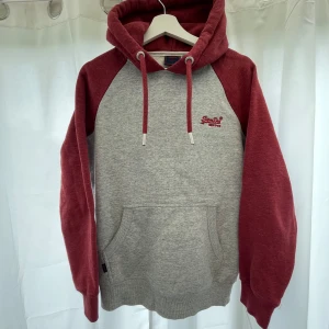 Superdry Hoodie  - Säljer den pga kommer ej till användning, skönt material och bra passform, hör av er vid intresse!