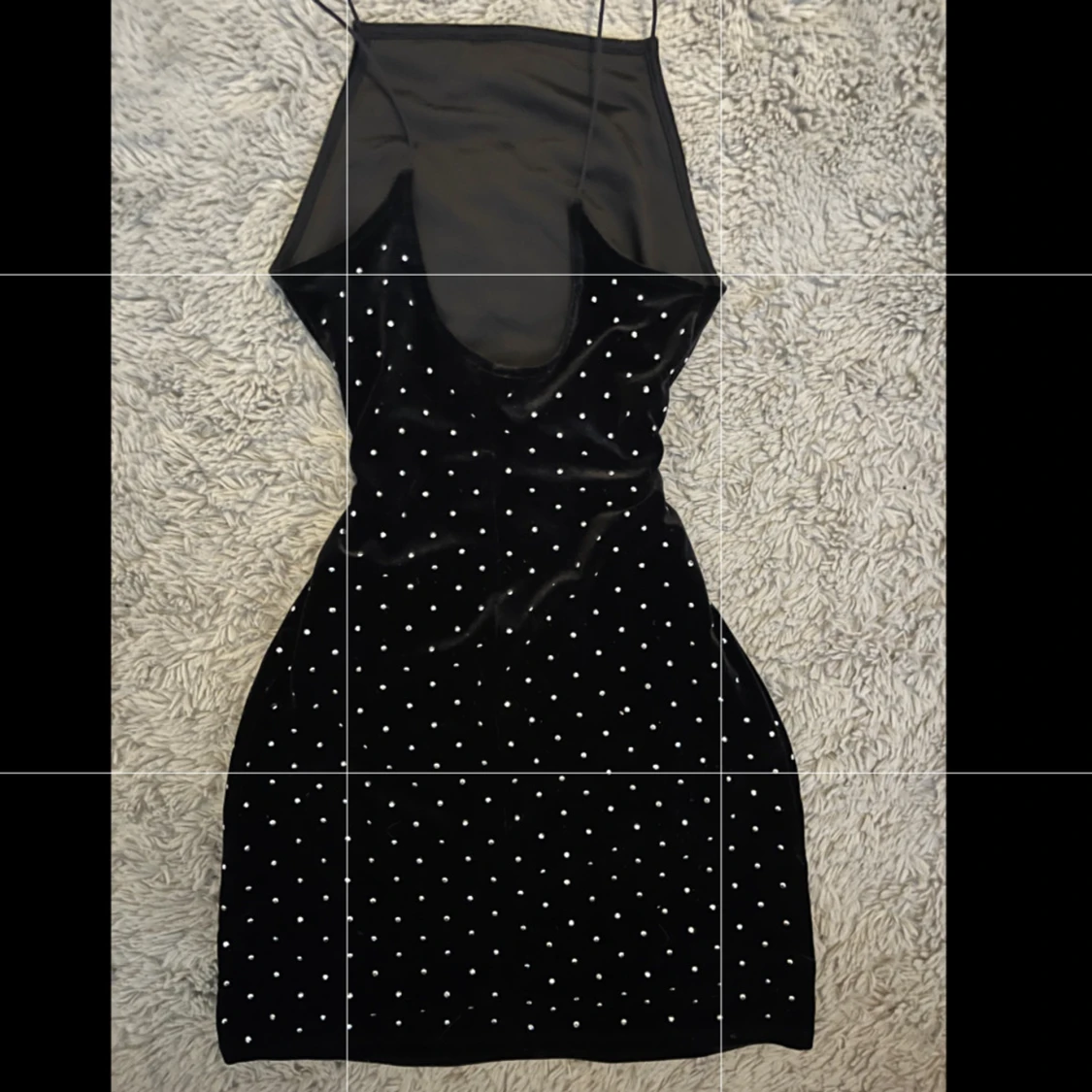 Svart sammetsklänning med prickar - 1