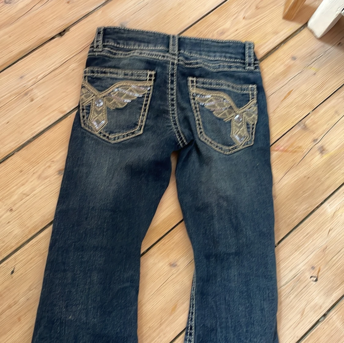 Mörkblå jeans med broderade bakfickor - 2