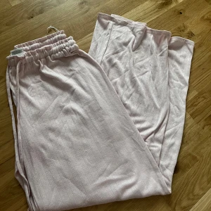 Ljusrosa ribbade mjukisbyxor H&M S - Säljer mina helt nya mjukis från hm, aldrig används 