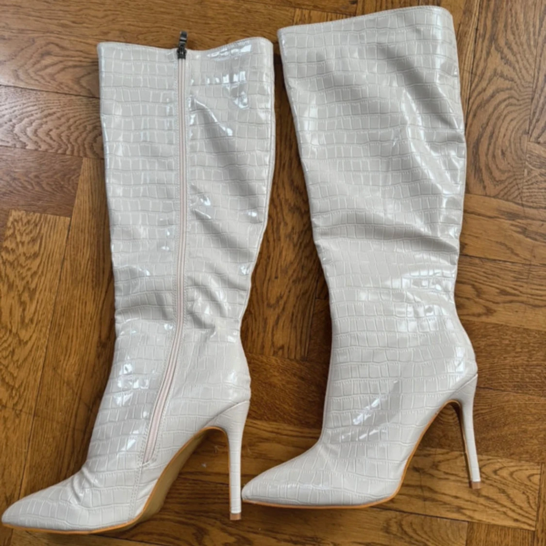 Vita höga stövlar med krokoprägling - 1