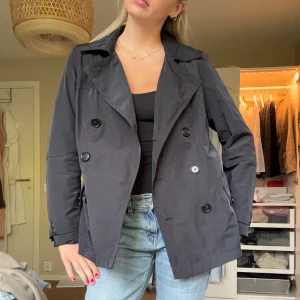 Kort trenchcoat  - Så fin🌸