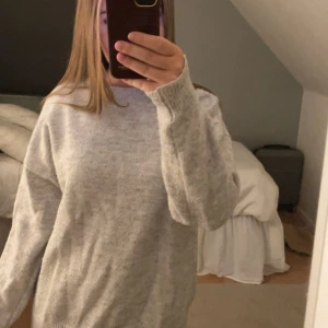  Grå stickad tröja -  Säljer denna supersnygga tröja från Gina som använts ca en till två gånger 💗