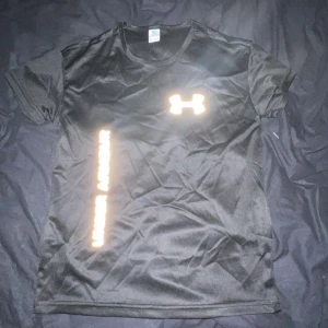 Svart Under Armour compresion shirt  - Helt ny under armour T-shirt storlek M pris kan diskuteras vid snabbt köp
