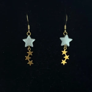 Stjärnformade örhängen i guld  - Handgjorda och unika guldörhängen 🤩 Öronhängerna är nickelfria och guldpläterade i kirurgiskt stål, resterande av örhänget är i rostfritt stål (ej guldpläterat) 💕🙏 2 cm långa. Alla köp görs via ”KÖP NU” knappen.  💐 