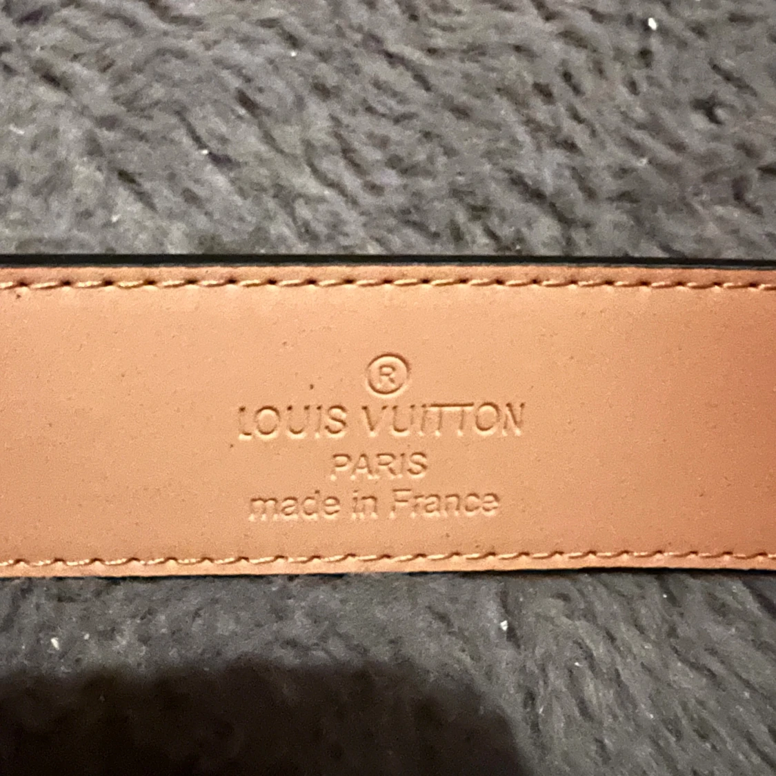 Snyggt svart bälte med guld logga - 1