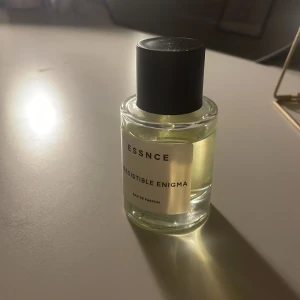 Essnce Irresistible Enigma parfym - God parfym från Essnce i doften Irresistible Enigma. Som ni ser är den bara använd ett fåtal gånger. Säljer eftersom den inte är min typ på doft. 💓 skriv om ni har frågor eller funderingar!! 