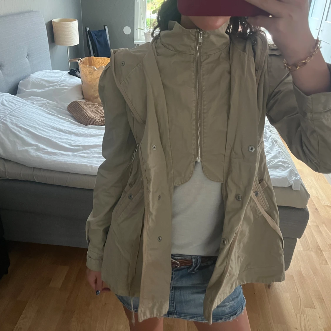 Beige trench coat med huva och snörning - 2