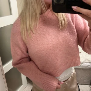 Rosa stickad tröja  - Skit snygg rosa stickad tröja som är kortare i modellen. Inga defekter. 
