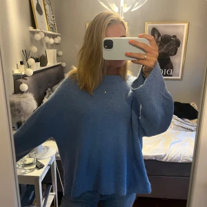 Blå stickad tröja - Säljer min Såå snygga blåa stickade tröja då den tyvärr inte kommer till användning längre! Super bra skick! 