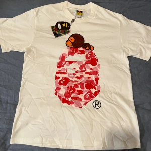 Bape t shirt - Oanvänd t shirt, nytt skick med bra tryck på framsidan, fråga på om ni har några frågor om plagget! 