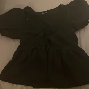 Svart blus med knyt från Gina Tricot - Supersöt svart knuttopp från Gina Tricot i storlek xs. 