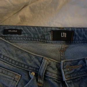 LTB bootcut jeans - Säljer ett par ljusblå bootcut jeans från LTB, modell Valerie. Jeansen har låg midja och klassisk femficksdesign. Tillverkade i jeansmaterial och perfekta för dig som gillar en avslappnad men ändå snygg look.
