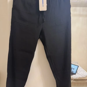 Svarta byxor från LC Waikiki, strl 38 - Svarta linne byxor från LC Waikiki storlek 38. Helt nya med prislappen.