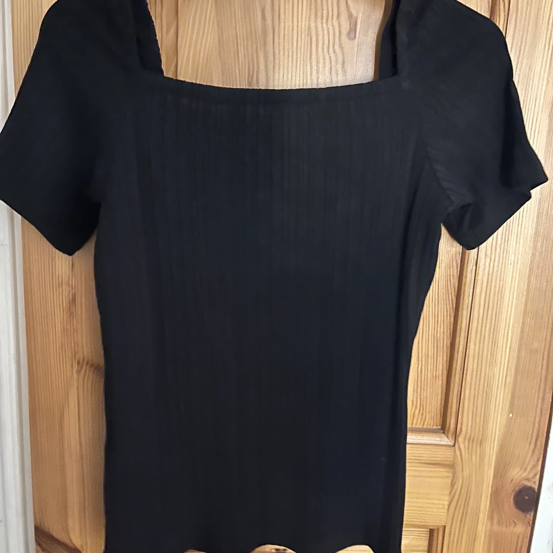 Svart ribbad topp med fyrkantig hals - 1