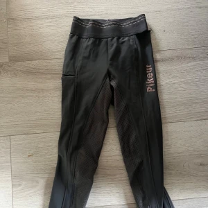 Svarta ridleggings från Pikeur - Snygga rid-tights ifrån Pikeur. Nypris 1700. Storlek 152 