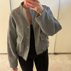 Jacka - Jacka från Nelly i bra skick, inga fläckar eller skador. Perfekt höstjacka!🍂💕