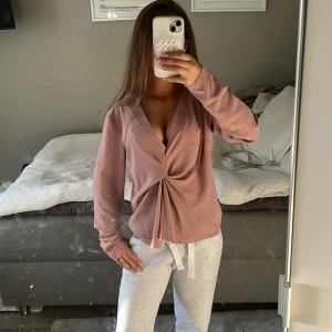 Rosa omlottopp från NLY Trend - Säljer en ljusrosa omlottopp från NLY Trend i storlek 36. Toppen har lång ärm, djup v-ringning och snygg twistad detalj framtill väldigt skön o fin 💗