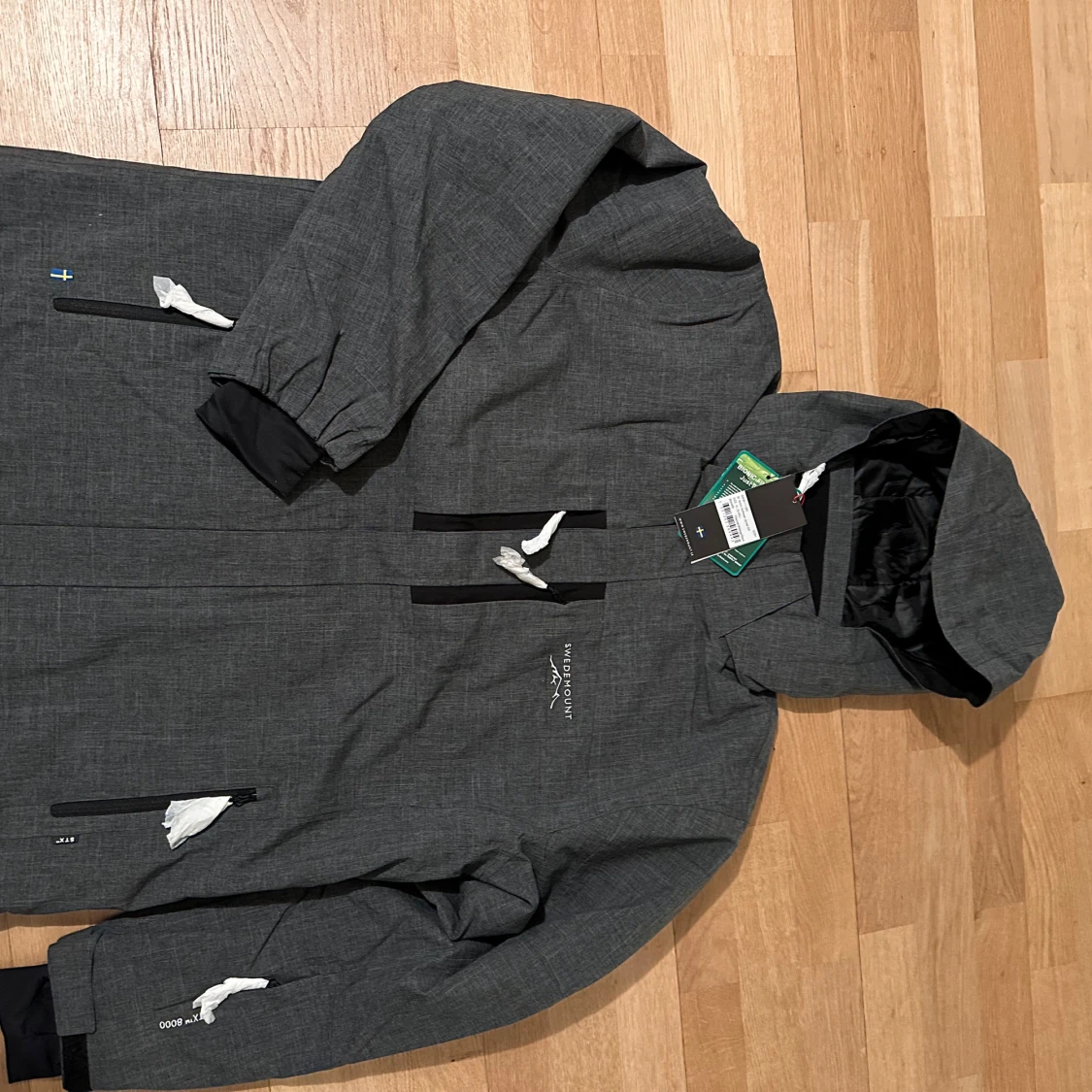 Grå vindjacka med huva från Swedemount - 1