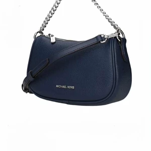 Helt Ny Michael Kors Axelremsväska Marinblå  - Snygg marinblå axelväska från Michael Kors i skinn med silverfärgad kedja och justerbar axelrem. Väskan har en stilren design med diskret logga framtill och passar perfekt för dig som vill ha en trendig och praktisk accessoar. Nypris: 2800kr