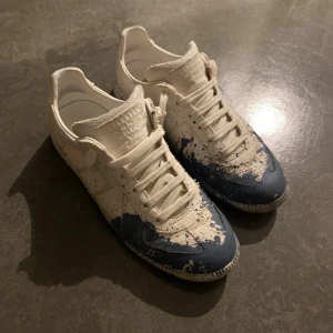 Maison margiela skor  - Ett par Maison margiela skor i bra skick köpta nya och använda i ungefär 3 månader. Det är i bra skick och allt og tillkommer, box och dustbag. 