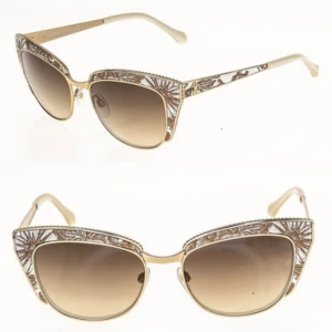 Roberto Cavalli Sualocin 973S 28G Cat-Eye Solglasögon Roséguld / Bruna Linser – Lyx & Vintage - Säljer mina Roberto Cavalli Sualocin 973S 28G solglasögon, en exklusiv och tidlös cat‑eye-modell i roséguld med gradientlinser i brunt. Perfekta för dig som vill ha lyxiga solglasögon med klassisk Cavalli‑stil.  •	Modell: RC973S Sualocin 	•	Material: Metall med gradientlinser 	•	Mycket sparsamt använda och i fint skick  Denna modell är vintage och inte längre i produktion, vilket gör dem till ett eftertraktat samlarobjekt. Perfekt för dig som vill ha något unikt och stilfullt.