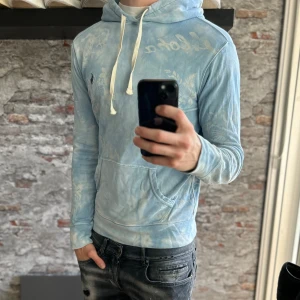 Ralph Lauren Hoodie - Mycket fint skick, inga defekter. Storlek XS sitter som S, passar dig som är mellan 175-185. Nypris ca 2500kr. Modellen är 185 cm, 79 kg. Skriv för mer information!🤝