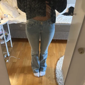 Nelly lowwaist jeans - Säljes dehär jeansen från nelly i storlek 34 för jag inte använder de så ofta. De är i nyskick. 