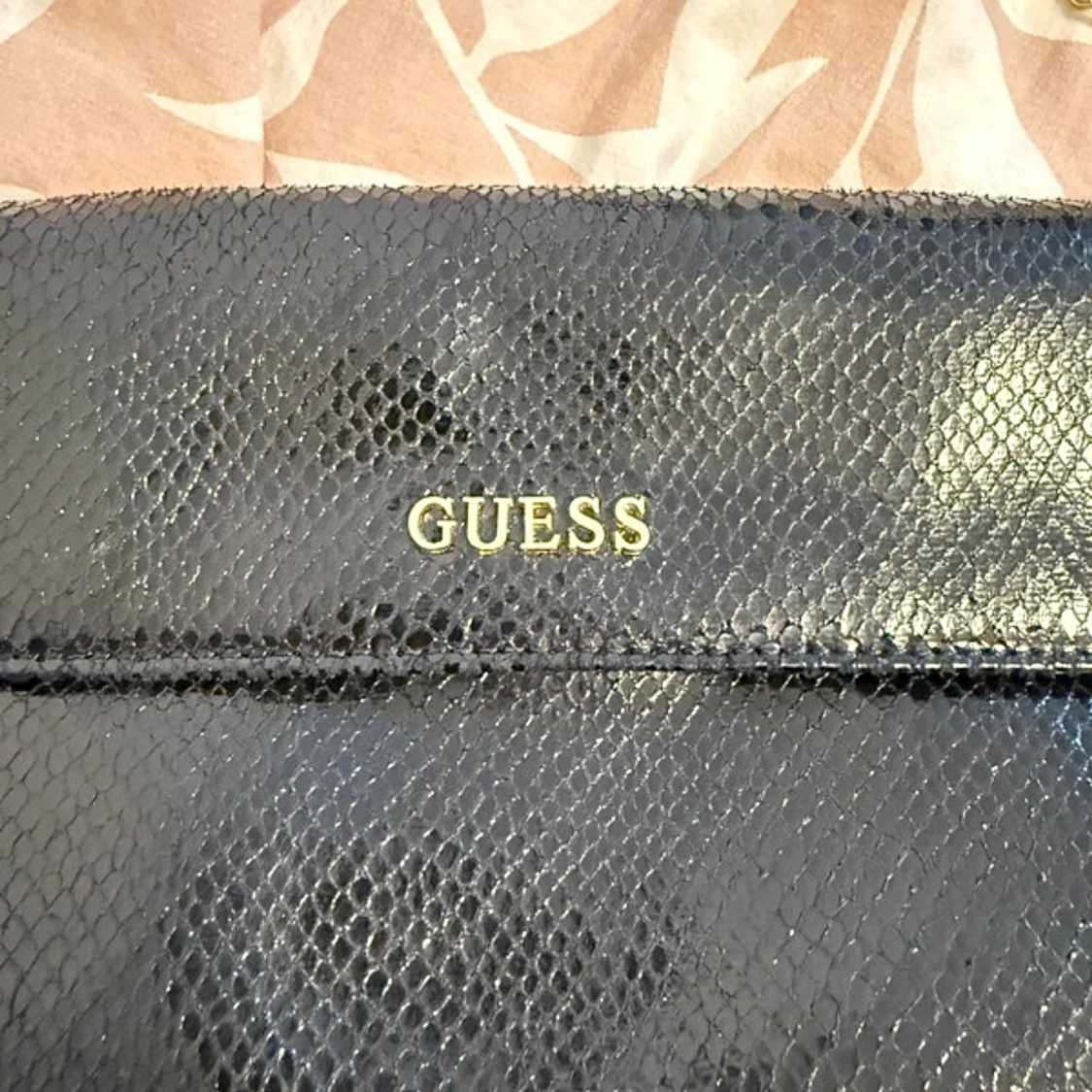 Svart kuvertväska från Guess med kedja - 1