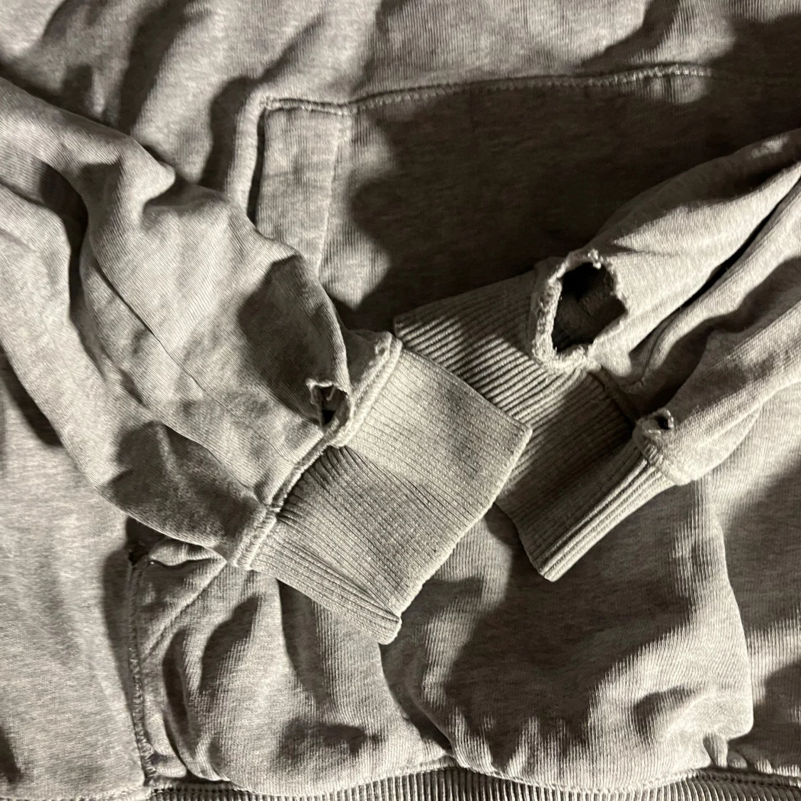 Grå vintage hoodie från Peak Performance - 1