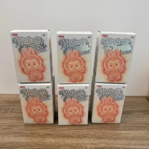 6st Random Monster V3 - 6st Random. Kommer med påse, box och monsters v3. Hög kvalitet!      (INTE LABUBU)