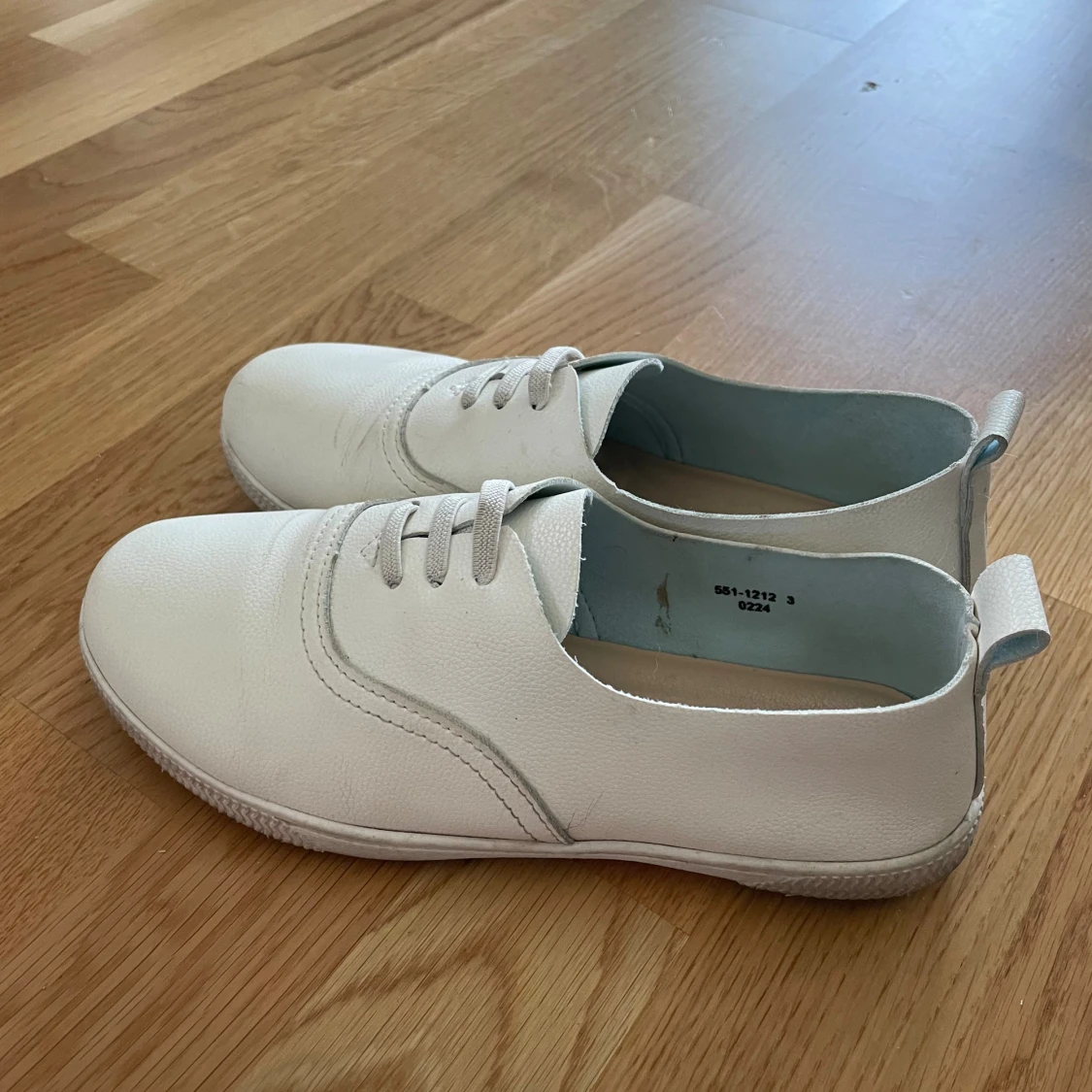 Vita sneakers från Bata - 1