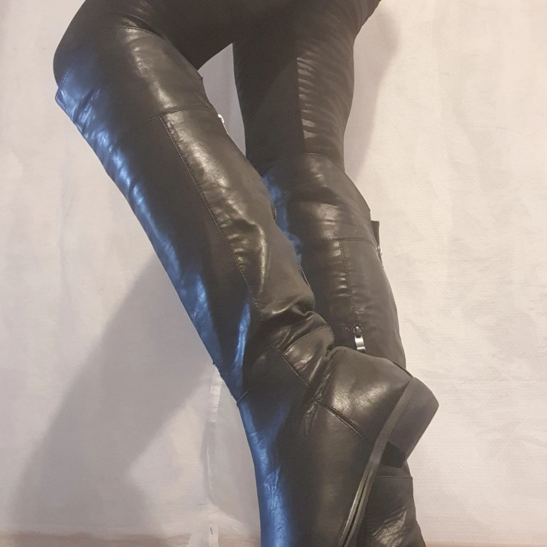 Svarta höga faux skinnstövlar