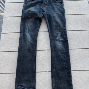 Nudie jeans | W31 - Hejsan! Säljer nu ett par stilrena nudie jeans i mycket bra skick, byxorna passar perfekt till de flesta outfiten och är väldigt trendiga!  Storlek : W31 L32 Hör av er vid frågor! MVH VONUE🤩