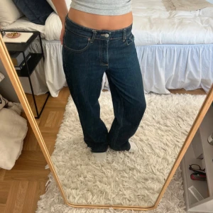 Baggy jeans  - Lånade bilder. Säljer de här skit snygga jeans från Zara då dem inte passar mig. Ägaren innan mig har sytt upp dem hos skräddaren. Dem är i jätte bra skick💕