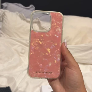 15 pro  - Super fint mobilskal för endast 50kr. Helt ny