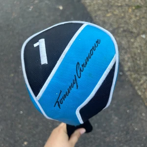 Prostaff HL 3W High Launch Golfklubba - Prostaff HL 3W High Launch golfklubba med Tommy Armour headcover. Klubban visar tecken på normalt slitage men är i gott skick och redo för spel. Perfekt för dig som vill ha en pålitlig fairwaywood med hög launch. Snygg design och bekvämt grepp.