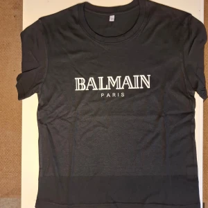 Svart Balmain t shirt - Svart t shirt i storlek M. Nytt skick. Mitt pris: 249kr