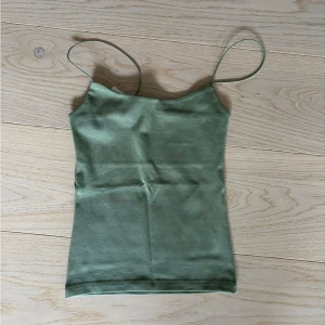 Olivgrönt linne från zara - Oanvänt grönt linne från zara! 💚