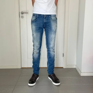 Replay Anbass Hyperflex Jeans  - Säljer nu dessa Replay Anbass Hyperflex jeans, W31 o L32 med super snygga slitningar som är populär design, skriv för fler bilder/frågor🙌🏼