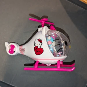 Hello Kitty leksak helikopter  - Helikopter från sanrio med transport säng och hello Kitty figur